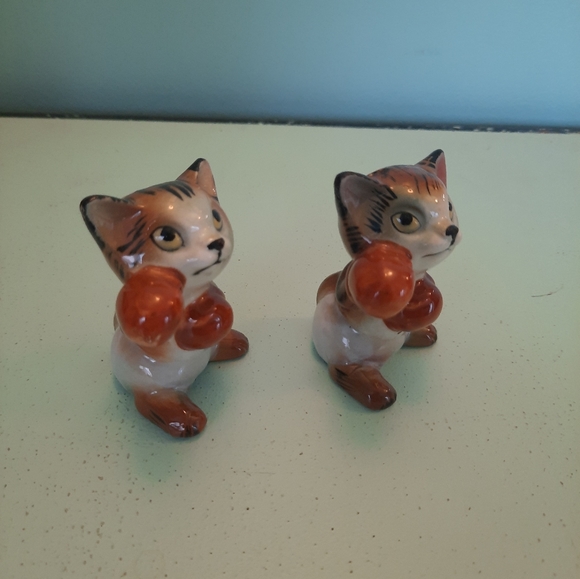 Vintage Ceramic Boxing Cats Kittens Salt & Pepper Shakers SCARCE! - Picture 7 of 13